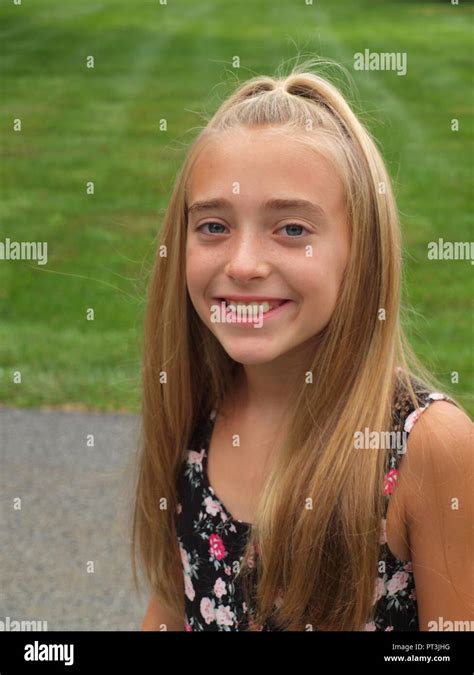Süß Lächelnd 10 Jahre Alte Mädchen Mit Langen Haaren Und Kleid