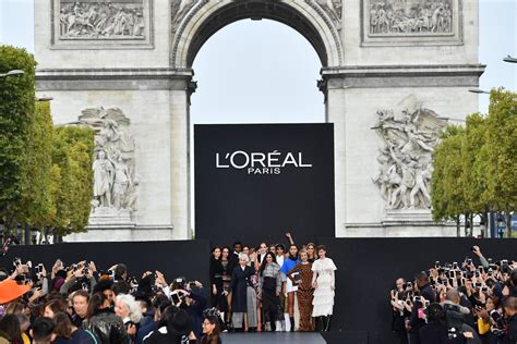 L Oréal Paris Takes Over The Champs Élysées For A History Making Runway