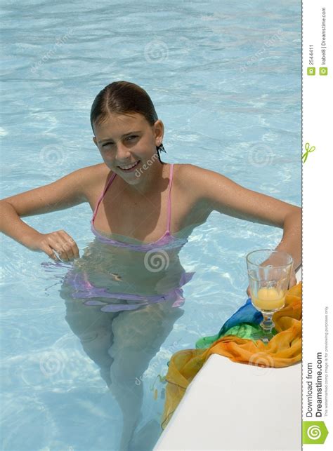 Mädchen Im Pool Stockbild Bild Von Trocken Schönheit