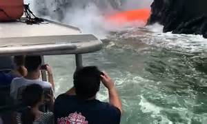 Molten Lava Spews Into Sea In Front Of Tourists In Hawaii Daily Mail