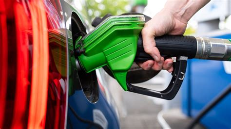automobilist gaat voor duurdere  benzine niet voor groenere  nos