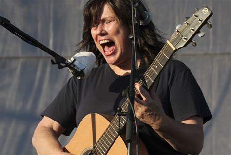 Watch Kim And Kelley Deal Perform ‘gigantic ’ ‘cannonball’ Unplugged