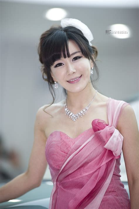 Kontes Seo Yoo Ah Ra Elegant Beauty Fashion Pinky Dress