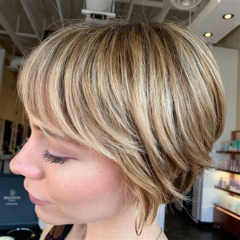 Che sia biondo o biondissimo, rosso oppure grigio, blu e colorato sui capelli scuri, lo shatush resta la tecnica di schiaritura per . 25 tagli di capelli biondi corti: tutte le tendenze per lâestate