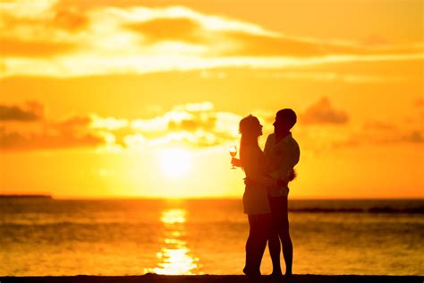 Free Photo Couple Standing In The Seashore Hugging Each Other During