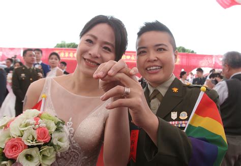 Two Same Sex Couples In Military Marry In First For…