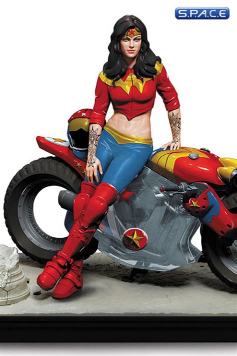 Wonder Woman Statue Gotham City Garage