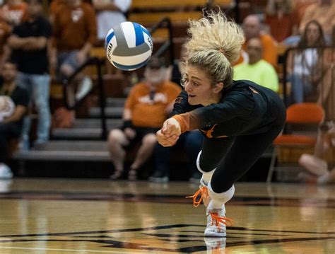 Transfer Libero Zoe Fleck Standing Out On Texas Volleyball Team