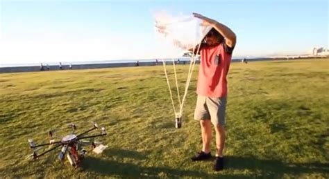 nerds criam drones  entregam cerveja  refrigerantes de paraquedas overbr