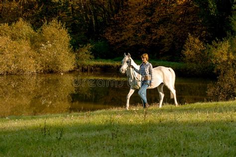 jong mooi meisje met een paard op het droge gebied stock