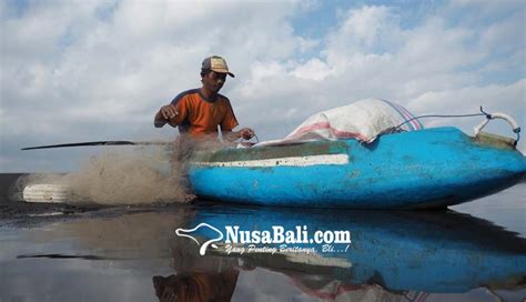 Aktivitas Nelayan Di Pantai Tegalbesar
