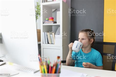 mała dziewczynka korzystająca z laptopa ogląda zabawne kreskówki w domu