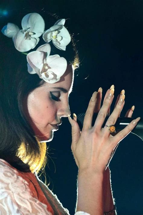 Hd Lana Del Rey In Concert Lana Performing Side Profile