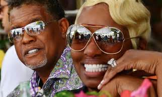 Nene Leakes Cant Help But Flaunt Her Massive Wedding Ring As She And