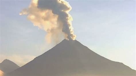 mexico colima volcano erupts spewing ash 3 000m in to the air