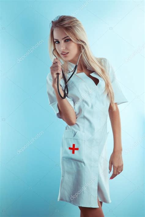Dulce Enfermera Rubia Con Estetoscopio En Bata Médica Blanca 2023