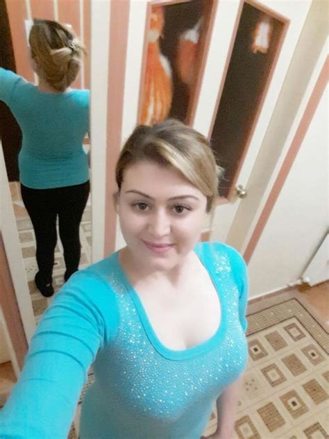 Super Sexy Arab Milf Selfie Pics