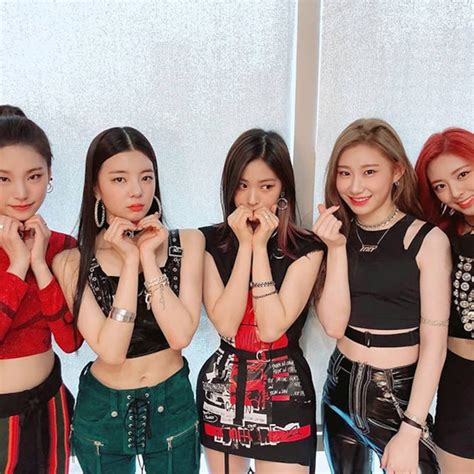 We Spotted These Fashion Trends On Itzy — Now We Want Them Too E