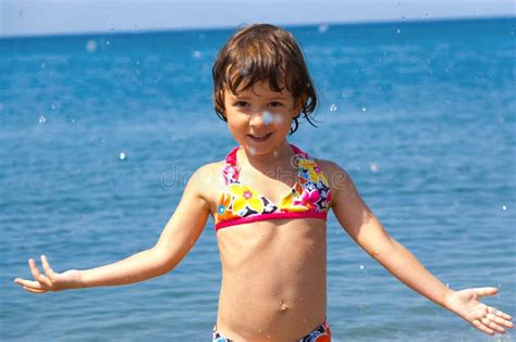 gelukkig kind op het strand stock foto image  mensen blauw