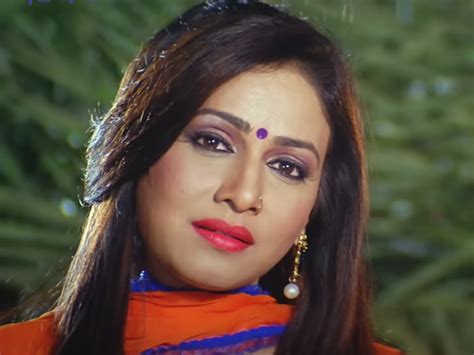 know about the complete biography of bhojpuri actress