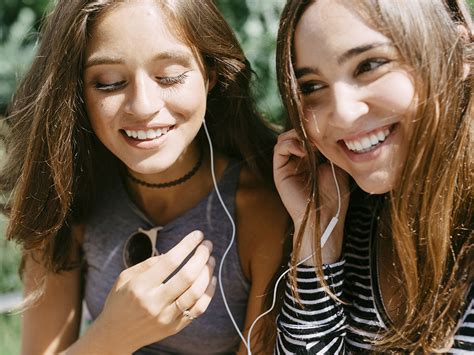 the real reason you shouldn t share earphones is gross