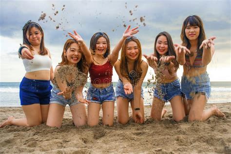het portret van gelukkige en vrolijke groep aziatische