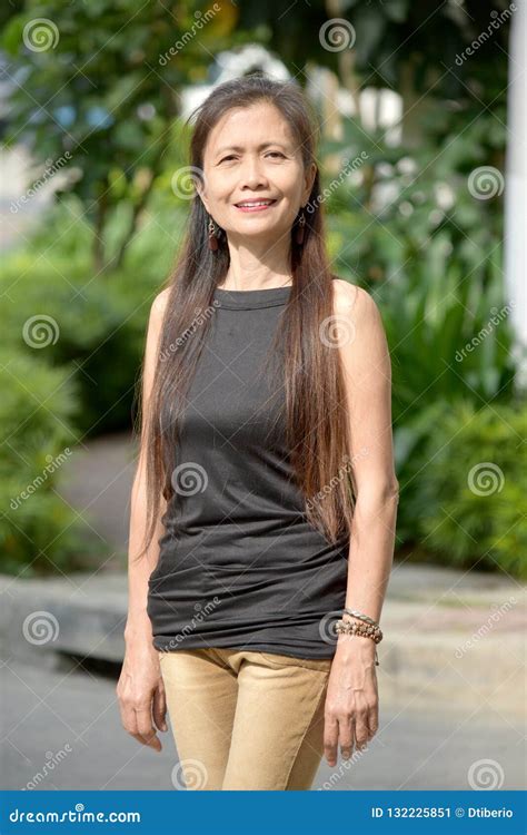 Le Filipina Female Senior Fotografering För Bildbyråer Bild Av Leende