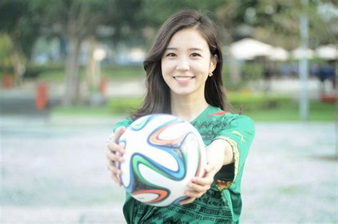 Korean World Cup Newscaster Becomes Internet Sensation Thehive Asia