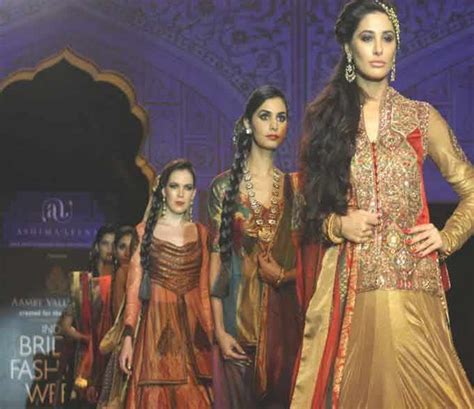 sexiest nargis fakhri sizzles in indian on the ramp as a