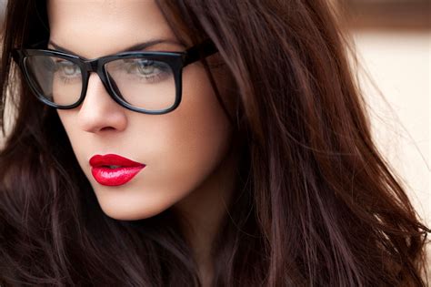 mujer con gafas y labios rojos beauty trends makeup trends beauty