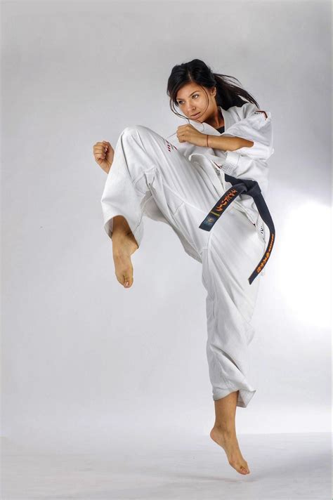 hiza gueri karate shotokan kyokushin karate martial arts girl