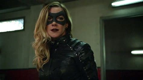 It Still Stings Arrow S Laurel Lance Black Canary Debacle