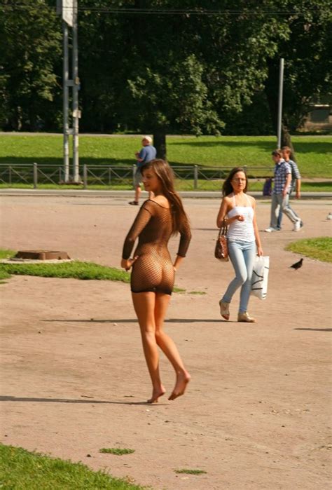 【画像】またまた出現。街中で全裸になってる露出狂の女がめちゃめちゃ可愛い ポッカキット