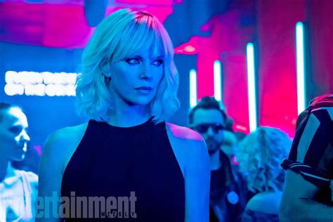 charlize theron kisses sofia boutella in atomic blonde