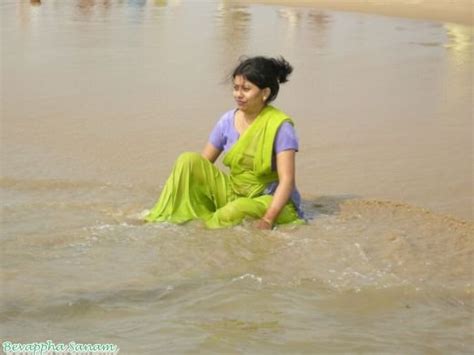 North Indian Desi Aunty Bathing In Local River Trosewhite