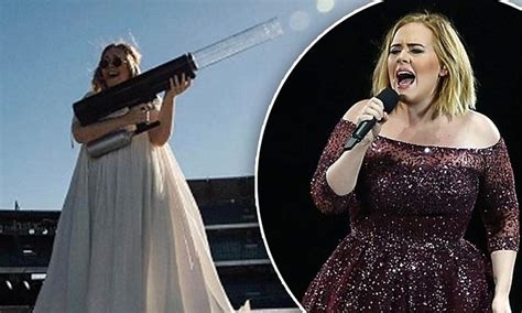 adele wielding a t shirt cannon at her perth concert