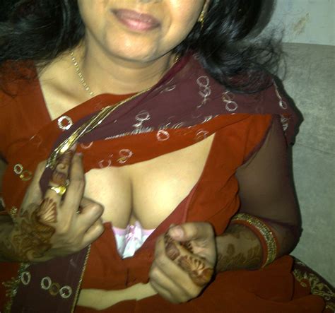 hot aunty cleavage blouse