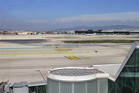 baan en gebouwen bij de luchthaven van barcelona spanje redactionele fotografie image
