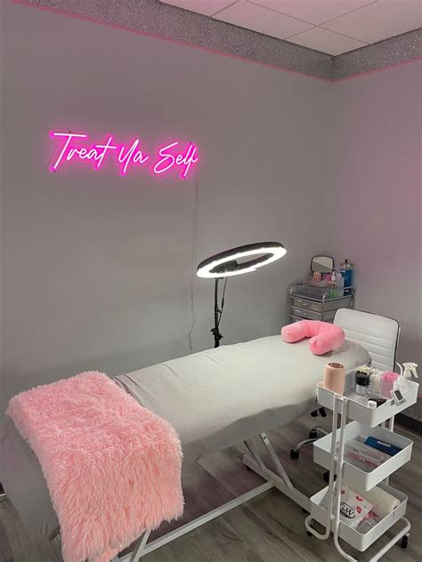 p͟i͟n͟ b͟a͟d͟g͟a͟l͟r͟i͟h͟r͟i͟♡ esthetics room esthetician room decor