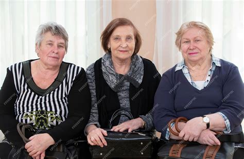 Trois Femmes Plus âgées Vieilles Copines Retraitées Femmes De Soixante
