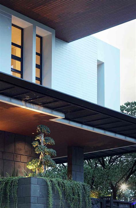 desain rumah minimalis tropis  detail fasad  memesona sesuai