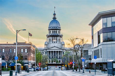 illinois city stands  legal cannabis sales