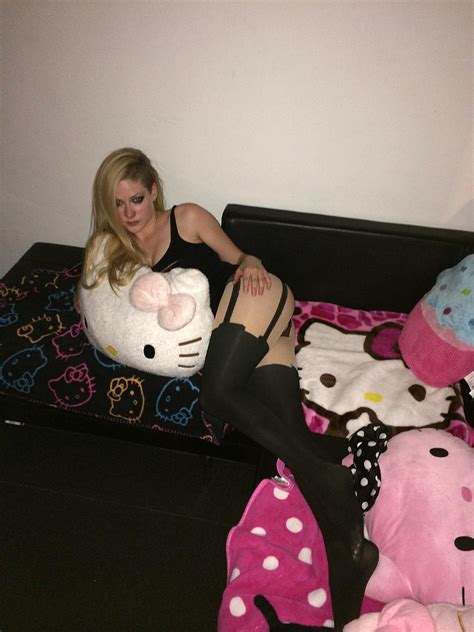 she s not dead avril lavigne nude tits and sexy hello kitty leaked pics