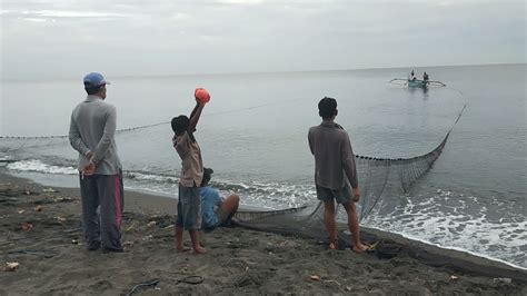 Kegiatan Nelayan Dalam Beraktivitas Menjaring Ikan Di Pantai