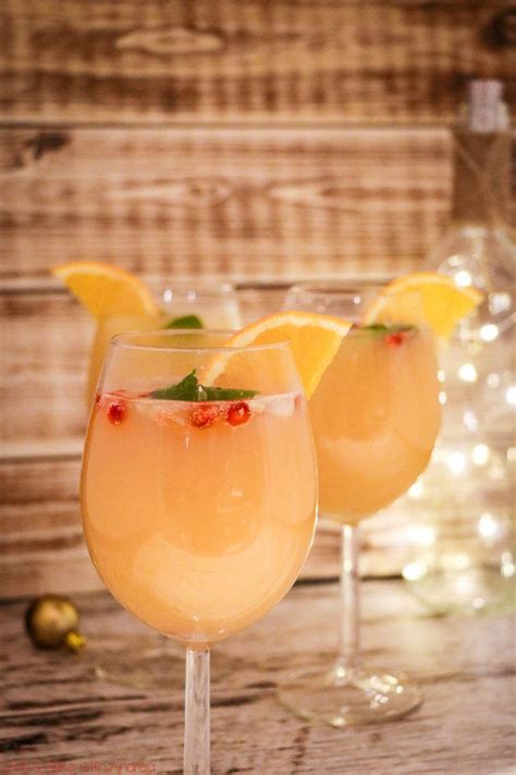 cocktail fuer silvester mit orange und granatapfel