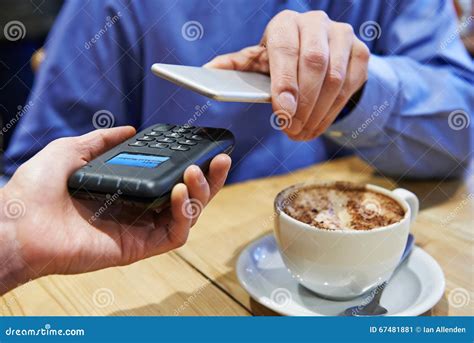 mens die betaling zonder contact app op mobiele telefoon  koffie gebruiken stock afbeelding