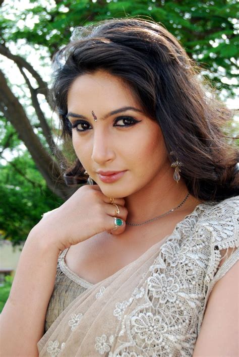 pictures and wallpapers kannada actress ragini hot photos ragini dwivedi hot in saree ragini