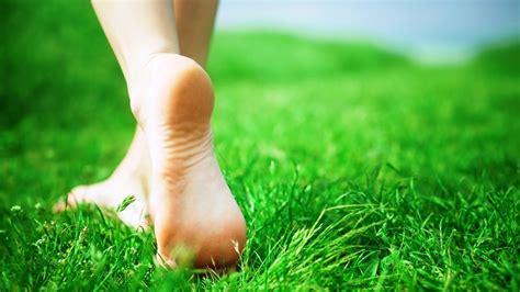 reasons  walk barefoot   grass