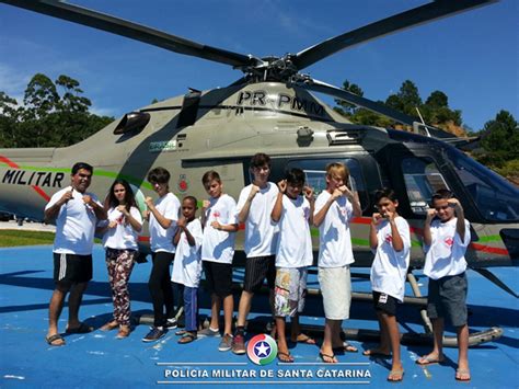 quebrando barreiras crianças visitam batalhão da pm em balneário camboriú piloto policial