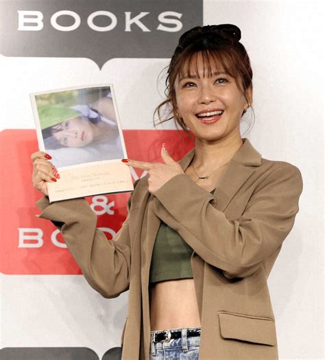 ＜aaa・宇野実彩子写真集発売イベント＞写真集を手にフォトセッションを行う宇野実彩子（撮影・久冨木 修） ― スポニチ Sponichi